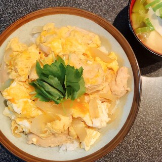 間違いない定番メニュー♪ボリュームたっぷり親子丼♪